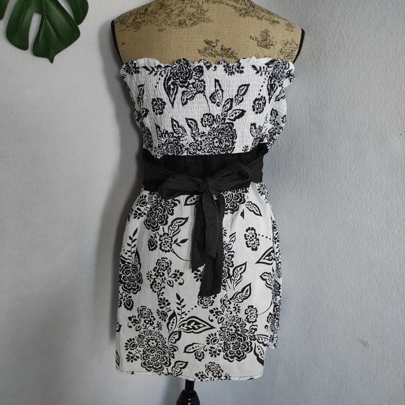 She's Cool Strapless Top - Picture 4 of 6